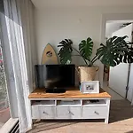 Urla'da Tatli, Huzurlu, Bahceli Bir Ev 度假居