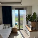 Urla'da Tatli, Huzurlu, Bahceli Bir Ev 度假居