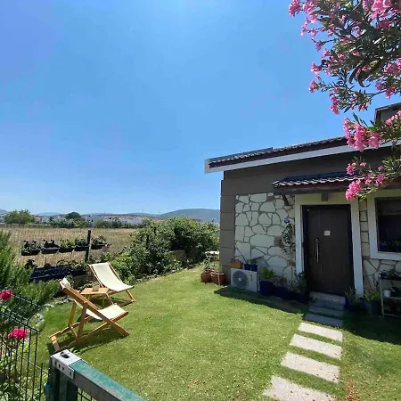 Urla'da Tatli, Huzurlu, Bahceli Bir Ev