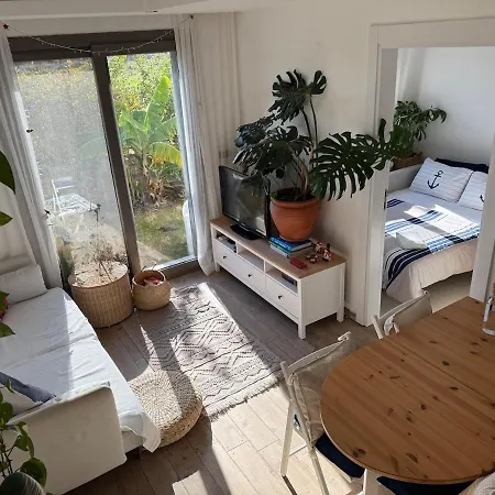 Urla'da Tatli, Huzurlu, Bahceli Bir Ev * أورلا