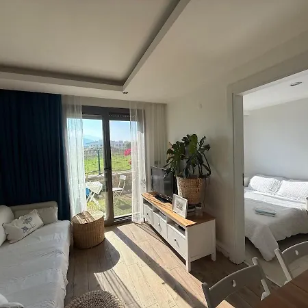 Urla'da Tatli, Huzurlu, Bahceli Bir Ev