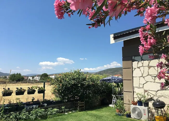 Urla'da Tatli, Huzurlu, Bahceli Bir Ev * أورلا