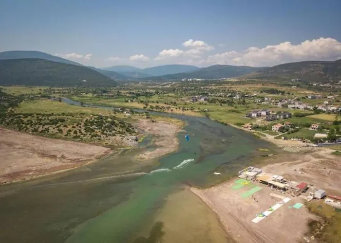 Urla'da Tatli, Huzurlu, Bahceli Bir Ev *