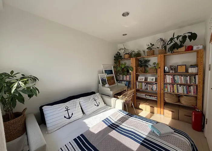 Urla'da Tatli, Huzurlu, Bahceli Bir Ev أورلا