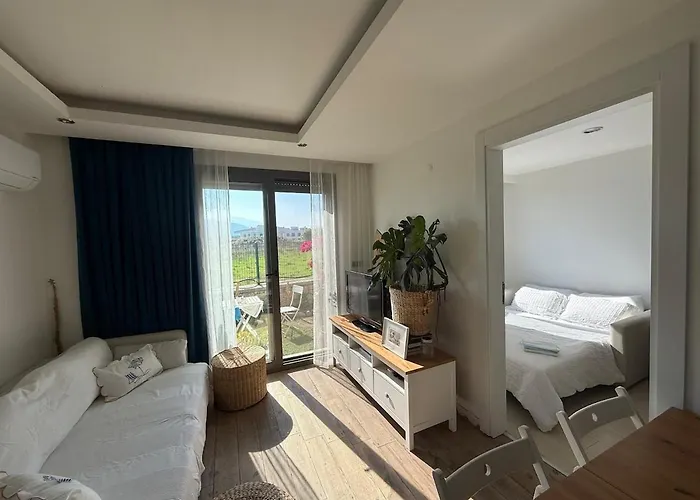 Urla'da Tatli, Huzurlu, Bahceli Bir Ev