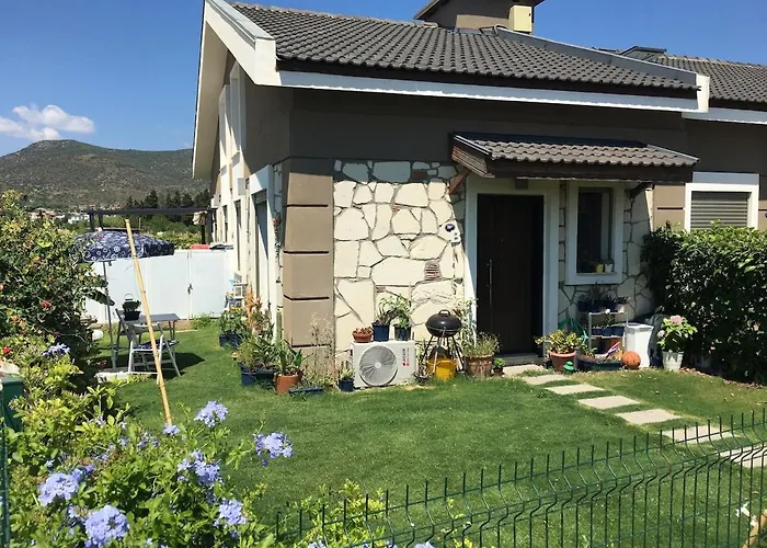 Semesterbostad Urla'da Tatli, Huzurlu, Bahceli Bir Ev Urla