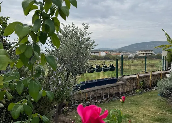 Semesterbostad Urla'da Tatli, Huzurlu, Bahceli Bir Ev