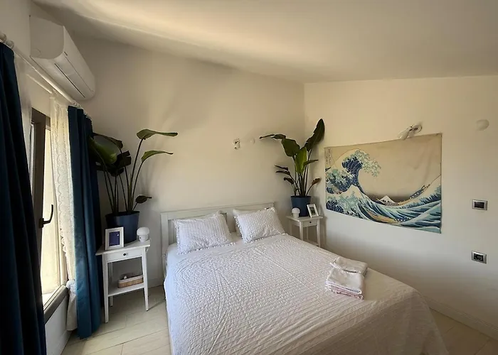 Urla'da Tatli, Huzurlu, Bahceli Bir Ev * أورلا