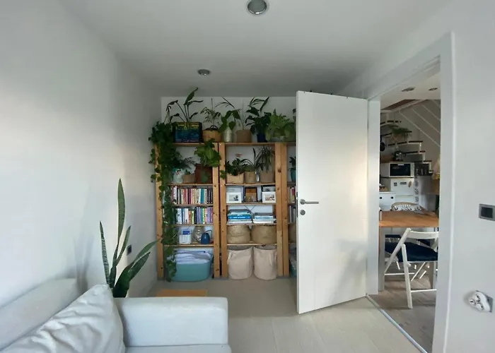 Urla'da Tatli, Huzurlu, Bahceli Bir Ev *