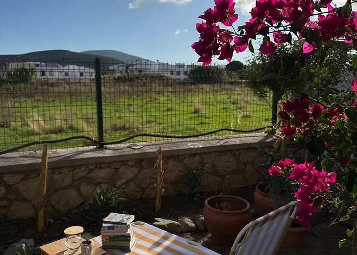 Urla'da Tatli, Huzurlu, Bahceli Bir Ev * Urla