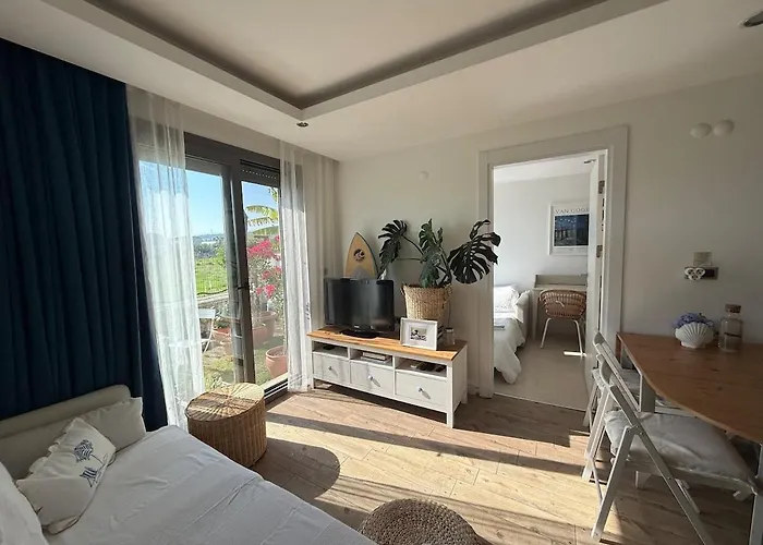Semesterbostad Urla'da Tatli, Huzurlu, Bahceli Bir Ev *