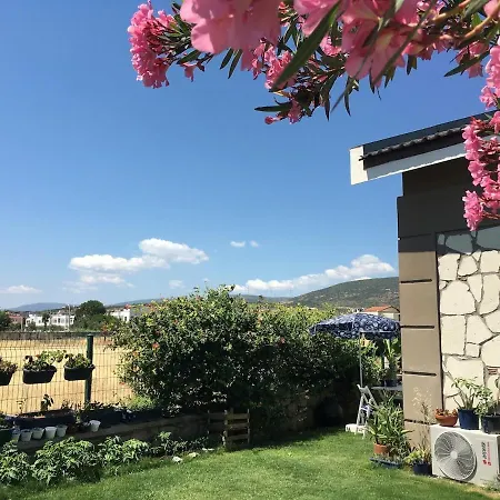 Urla'da Tatli, Huzurlu, Bahceli Bir Ev * Urla