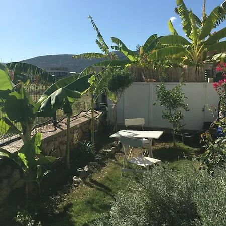 Urla'da Tatli, Huzurlu, Bahceli Bir Ev Holiday home Urla