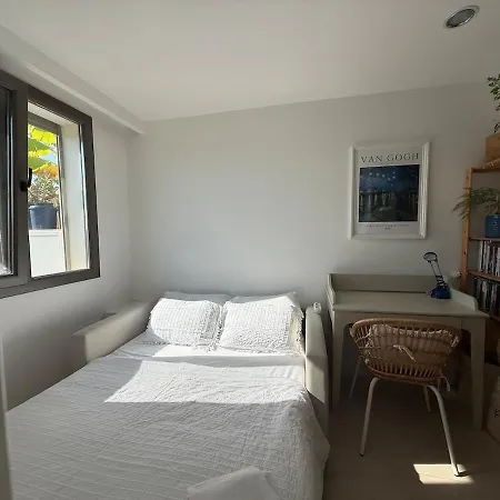 Urla'da Tatli, Huzurlu, Bahceli Bir Ev