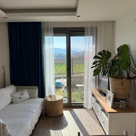 Urla'da Tatli, Huzurlu, Bahceli Bir Ev Holiday home