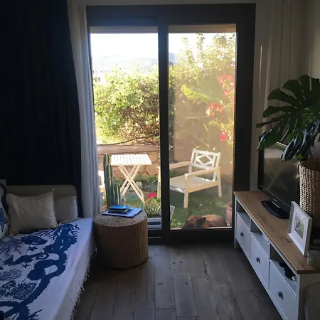 Urla'da Tatli, Huzurlu, Bahceli Bir Ev Urla