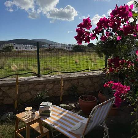 Urla'da Tatli, Huzurlu, Bahceli Bir Ev * Urla