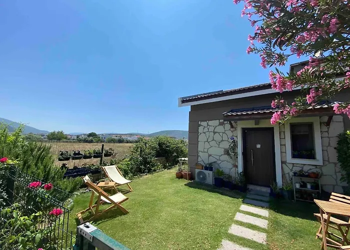 Urla'da Tatli, Huzurlu, Bahceli Bir Ev