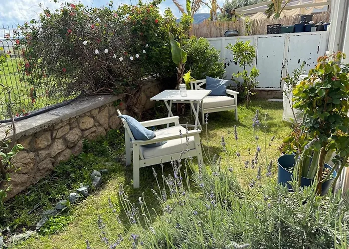 Urla'da Tatli, Huzurlu, Bahceli Bir Ev *