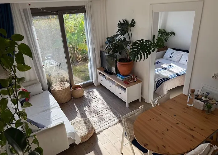 Urla'da Tatli, Huzurlu, Bahceli Bir Ev * Urla