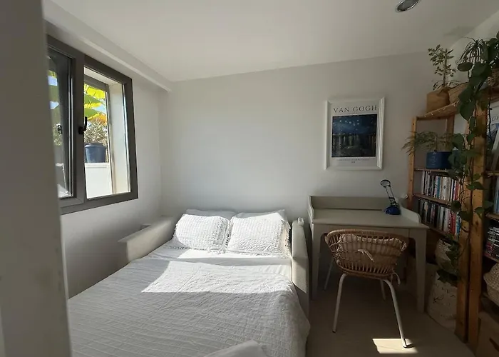 Urla'da Tatli, Huzurlu, Bahceli Bir Ev