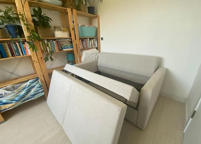 Urla'da Tatli, Huzurlu, Bahceli Bir Ev