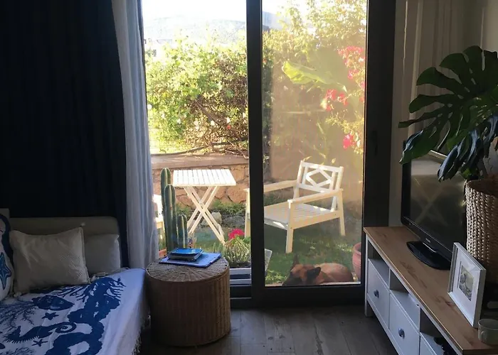 Urla'da Tatli, Huzurlu, Bahceli Bir Ev Urla